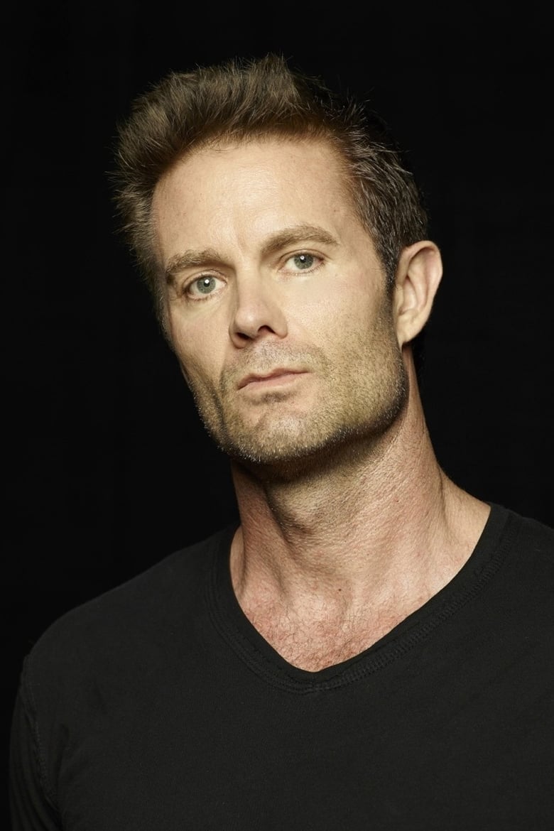 Portrait of Garret Dillahunt